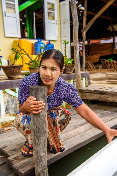 Inle Lake, Myanmar - 30 Ağustos 2016: Inle gölünün iskelesinde boyalı yüzü olan kimliği belirsiz Birmanyalı kadın. Myanma halkının yüzde 68'i Bamar etnik grubuna mensandı