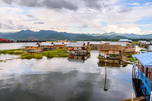 Inle Gölü, Myanmar - 30 Ağustos 2016: Inle Sap üzerinde Inpawkhon köyünün doğası, Shan Eyaleti'nin Taunggyi İlçesi Nyaungshwe İlçesi'nde bir tatlı su gölü, Myanmar
