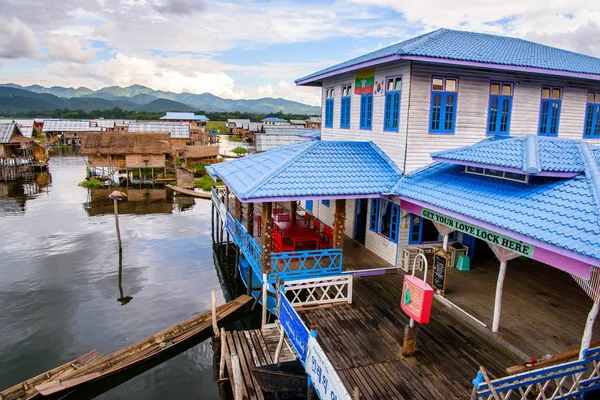 Inle Gölü, Myanmar - 30 Ağustos 2016: Inle Sap üzerinde Inpawkhon köyünün doğası, Shan Eyaleti'nin Taunggyi İlçesi Nyaungshwe İlçesi'nde bir tatlı su gölü, Myanmar