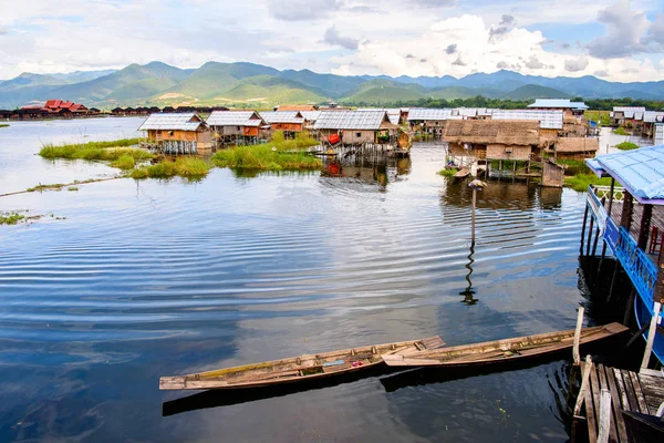 Inle Gölü, Myanmar - 30 Ağustos 2016: Inle Sap üzerinde Inpawkhon köyünün doğası, Shan Eyaleti'nin Taunggyi İlçesi Nyaungshwe İlçesi'nde bir tatlı su gölü, Myanmar
