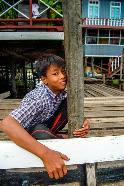 Inle Lake, Myanmar - 30 Ağustos 2016: Inle gölünün iskelesinde tanımlanamayan Birmanyalı çocuk. Myanma halkının yüzde 68'i Bamar etnik grubuna mensandı