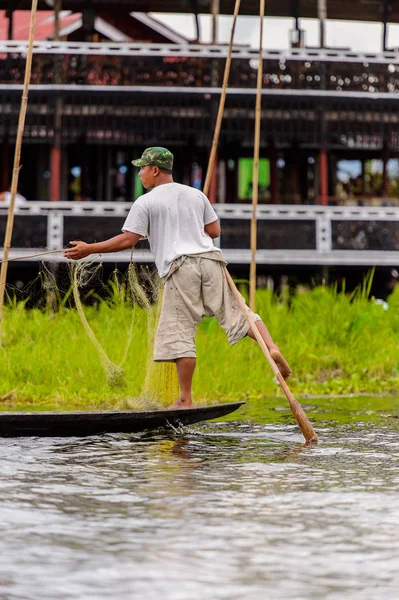 Inle Lake, Myanmar - 30 Ağustos 2016: Myanmar'ın Shan Eyaletinin Taunggyi İlçesi'nin Nyaungshwe İlçesi'nde bulunan bir tatlı su gölü olan Inle Sap'ın üzerinde bambu teknede bulunan tanımlanamayan Birmanyalı adam