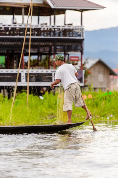 Inle Lake, Myanmar - 30 Ağustos 2016: Myanmar'ın Shan Eyaletinin Taunggyi İlçesi'nin Nyaungshwe İlçesi'nde bulunan bir tatlı su gölü olan Inle Sap'ın üzerinde bambu teknede bulunan tanımlanamayan Birmanyalı adam