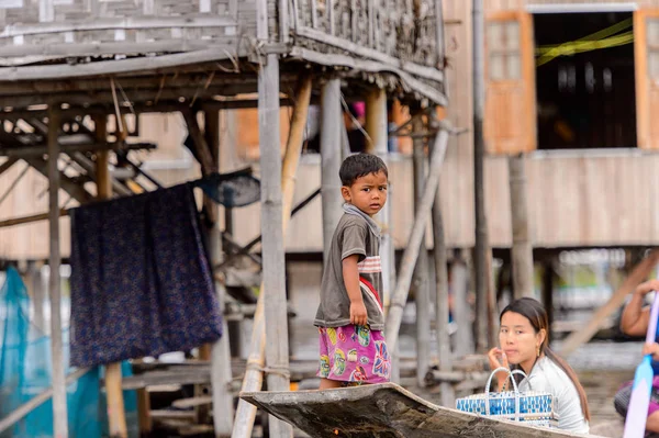 Inle Lake, Myanmar - 30 Ağustos 2016: Myanmar'ın Shan Eyaletinin Taunggyi İlçesi'nin Nyaungshwe İlçesi'nde bulunan bir tatlı su gölü olan Inle Sap'ın üzerinde bambu teknede bulunan tanımlanamayan Birmanyalı çocuk