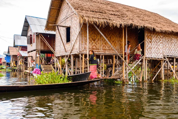 Inle Lake Myanmar Ago 2016 Arquitectura Madera Aldea Inpawkhon Sobre — Foto de Stock