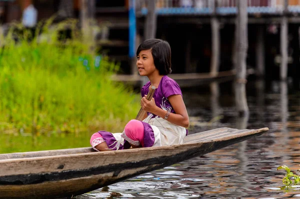 Inle Lake Myanmar Aug 2016 Unbekanntes Burmesisches Mädchen Bambusboot Segelt — Stockfoto