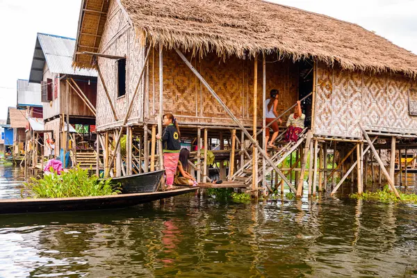 Inle Lake, Myanmar - 30 Ağustos 2016: Inle Sap üzerinde inpawkhon köyünün ahşap mimarisi, Shan Eyaleti'nin Taunggyi İlçesi Nyaungshwe İlçesi'nde bir tatlı su gölü, Myanmar