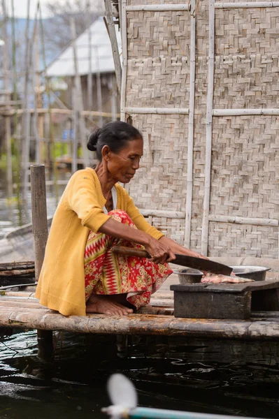 Inle Lake, Myanmar - 30 Ağustos 2016: Inle Sap üzerinde bir köy, Shan Eyaleti'nin Taunggyi İlçesi Nyaungshwe İlçesi'nde bulunan bir tatlı su gölü, Myanmar