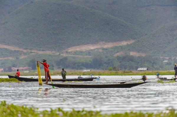 Inle Lake, Myanmar - 30 Ağustos 2016: Myanmar'ın Shan Eyaletinin Taunggyi İlçesi'nin Nyaungshwe İlçesi'nde bulunan bir tatlı su gölü olan Inle Sap'ın üzerinde bambu teknede bulunan tanımlanamayan Birmanyalı adam