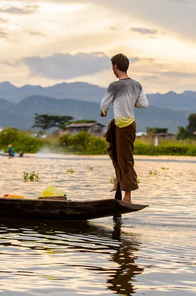Inle Lake, Myanmar - 30 Ağustos 2016: Myanmar'ın Shan Eyaletinin Taunggyi İlçesi'nin Nyaungshwe İlçesi'nde bulunan bir tatlı su gölü olan Inle Sap'ın üzerinde bambu teknede bulunan tanımlanamayan Birmanyalı adam
