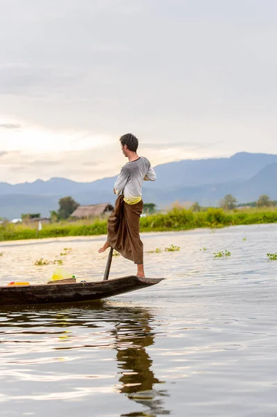 Inle Lake, Myanmar - 30 Ağustos 2016: Myanmar'ın Shan Eyaletinin Taunggyi İlçesi'nin Nyaungshwe İlçesi'nde bulunan bir tatlı su gölü olan Inle Sap'ın üzerinde bambu teknede bulunan tanımlanamayan Birmanyalı adam