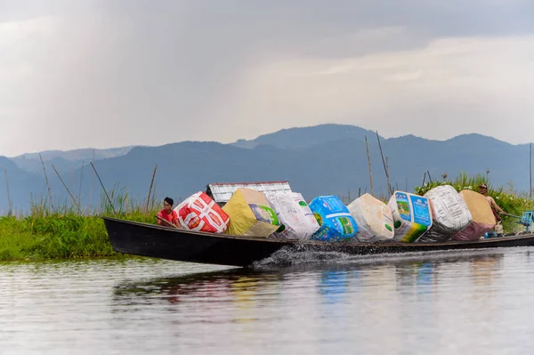 Inle Lake, Myanmar - 30 Ağustos 2016: Shan Eyaleti'nin Taunggyi İlçesi Nyaungshwe İlçesi'nde bulunan bir tatlı su gölü olan Inle Sap'ın üzerinde çantalı bambu teknede tanımlanamayan Birmanyalı adam