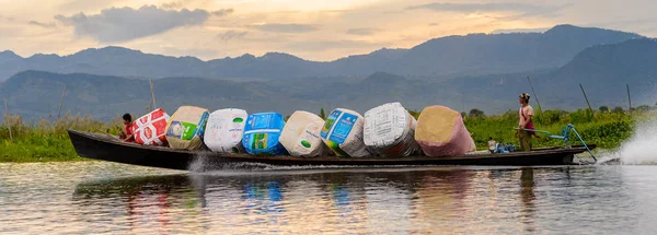 Inle Lake, Myanmar - 30 Ağustos 2016: Shan Eyaleti'nin Taunggyi İlçesi Nyaungshwe İlçesi'nde bulunan bir tatlı su gölü olan Inle Sap'ın üzerinde çantalı bambu teknede tanımlanamayan Birmanyalı adam