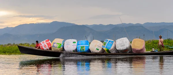 Inle Lake, Myanmar - 30 Ağustos 2016: Shan Eyaleti'nin Taunggyi İlçesi Nyaungshwe İlçesi'nde bulunan bir tatlı su gölü olan Inle Sap'ın üzerinde çantalı bambu teknede tanımlanamayan Birmanyalı adam