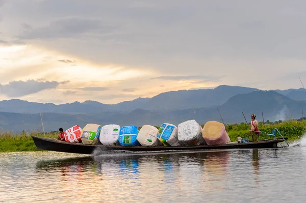 Inle Lake, Myanmar - 30 Ağustos 2016: Shan Eyaleti'nin Taunggyi İlçesi Nyaungshwe İlçesi'nde bulunan bir tatlı su gölü olan Inle Sap'ın üzerinde çantalı bambu teknede tanımlanamayan Birmanyalı adam