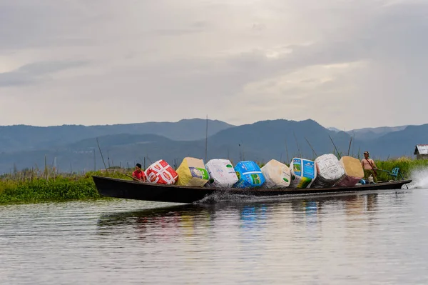 Inle Lake, Myanmar - 30 Ağustos 2016: Shan Eyaleti'nin Taunggyi İlçesi Nyaungshwe İlçesi'nde bulunan bir tatlı su gölü olan Inle Sap'ın üzerinde çantalı bambu teknede tanımlanamayan Birmanyalı adam
