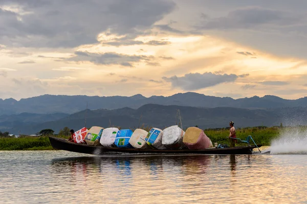 Inle Lake, Myanmar - 30 Ağustos 2016: Shan Eyaleti'nin Taunggyi İlçesi Nyaungshwe İlçesi'nde bulunan bir tatlı su gölü olan Inle Sap'ın üzerinde çantalı bambu teknede tanımlanamayan Birmanyalı adam