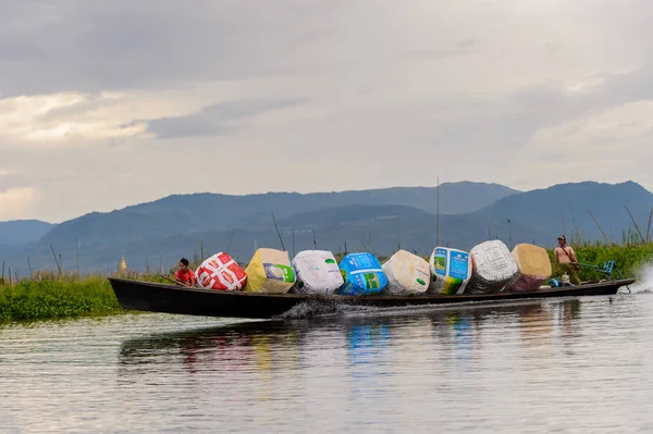 Inle Lake, Myanmar - 30 Ağustos 2016: Shan Eyaleti'nin Taunggyi İlçesi Nyaungshwe İlçesi'nde bulunan bir tatlı su gölü olan Inle Sap'ın üzerinde çantalı bambu teknede tanımlanamayan Birmanyalı adam