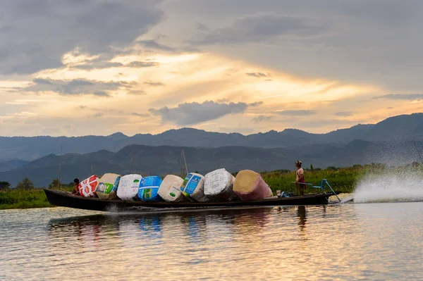 Inle Lake, Myanmar - 30 Ağustos 2016: Shan Eyaleti'nin Taunggyi İlçesi Nyaungshwe İlçesi'nde bulunan bir tatlı su gölü olan Inle Sap'ın üzerinde çantalı bambu teknede tanımlanamayan Birmanyalı adam