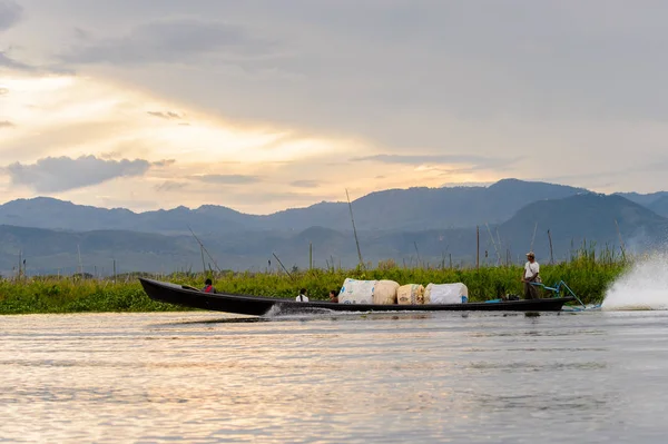 Inle Lake, Myanmar - 30 Ağustos 2016: Shan Eyaleti'nin Taunggyi İlçesi Nyaungshwe İlçesi'nde bulunan bir tatlı su gölü olan Inle Sap'ın üzerinde çantalı bambu teknede tanımlanamayan Birmanyalı adam
