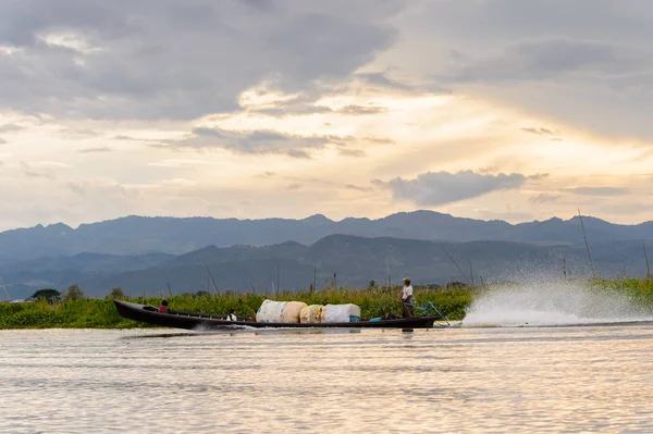 Inle Lake, Myanmar - 30 Ağustos 2016: Shan Eyaleti'nin Taunggyi İlçesi Nyaungshwe İlçesi'nde bulunan bir tatlı su gölü olan Inle Sap'ın üzerinde çantalı bambu teknede tanımlanamayan Birmanyalı adam