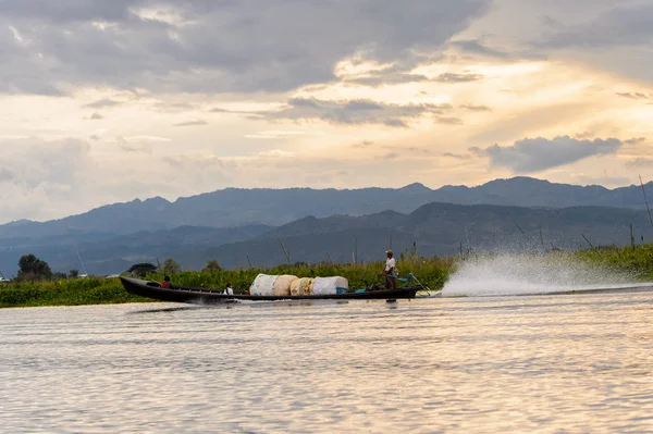 Inle Lake, Myanmar - 30 Ağustos 2016: Shan Eyaleti'nin Taunggyi İlçesi Nyaungshwe İlçesi'nde bulunan bir tatlı su gölü olan Inle Sap'ın üzerinde çantalı bambu teknede tanımlanamayan Birmanyalı adam