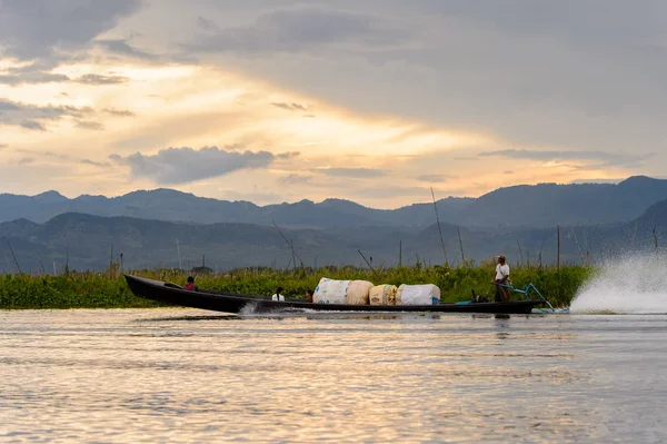 Inle Lake, Myanmar - 30 Ağustos 2016: Shan Eyaleti'nin Taunggyi İlçesi Nyaungshwe İlçesi'nde bulunan bir tatlı su gölü olan Inle Sap'ın üzerinde çantalı bambu teknede tanımlanamayan Birmanyalı adam