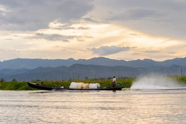 Inle Lake, Myanmar - 30 Ağustos 2016: Shan Eyaleti'nin Taunggyi İlçesi Nyaungshwe İlçesi'nde bulunan bir tatlı su gölü olan Inle Sap'ın üzerinde çantalı bambu teknede tanımlanamayan Birmanyalı adam