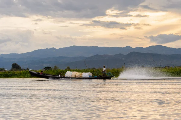 Inle Lake, Myanmar - 30 Ağustos 2016: Shan Eyaleti'nin Taunggyi İlçesi Nyaungshwe İlçesi'nde bulunan bir tatlı su gölü olan Inle Sap'ın üzerinde çantalı bambu teknede tanımlanamayan Birmanyalı adam