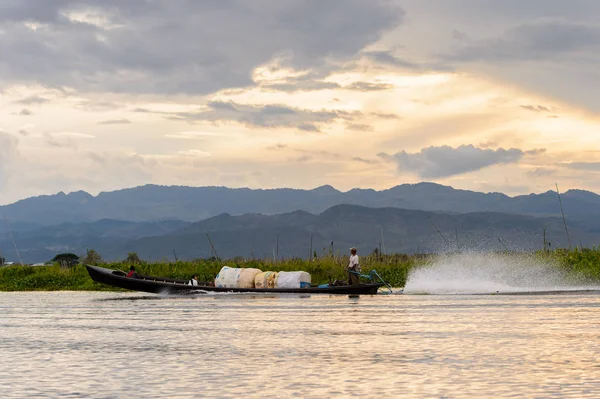Inle Lake, Myanmar - 30 Ağustos 2016: Shan Eyaleti'nin Taunggyi İlçesi Nyaungshwe İlçesi'nde bulunan bir tatlı su gölü olan Inle Sap'ın üzerinde çantalı bambu teknede tanımlanamayan Birmanyalı adam