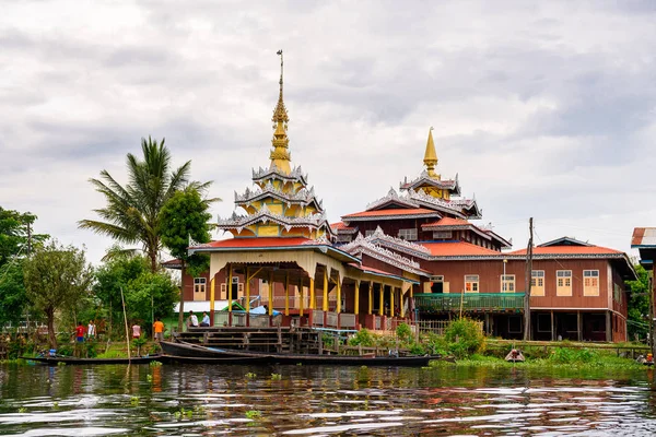Inle Gölü, Myanmar - 30 Ağustos 2016: Inle Sap üzerinde Inpawkhon köyü yakınlarındaki tapınak, Shan Eyaleti'nin Taunggyi İlçesi Nyaungshwe İlçesi'nde bir tatlı su gölü, Myanmar