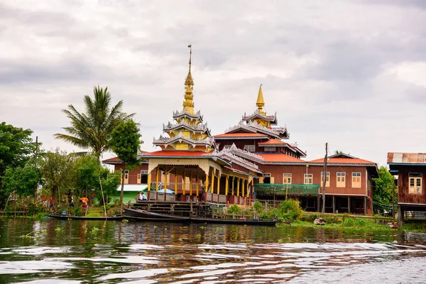 Inle Lake Myanmar Ago 2016 Templo Cerca Aldea Inpawkhon Sobre —  Fotos de Stock
