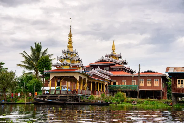 Inle Gölü, Myanmar - 30 Ağustos 2016: Inle Sap üzerinde Inpawkhon köyü yakınlarındaki tapınak, Shan Eyaleti'nin Taunggyi İlçesi Nyaungshwe İlçesi'nde bir tatlı su gölü, Myanmar