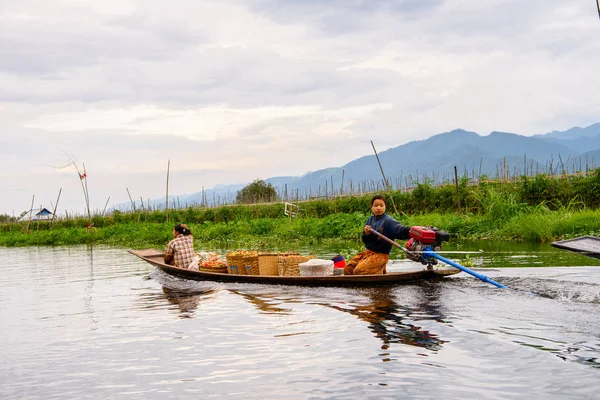 Inle Lake, Myanmar - Ağu 30, 2016: Bambu tekne kimliği belirsiz Birmanya kız Inle Sap üzerinde yelken, Shan Eyaleti Taunggyi İlçesi Nyaungshwe İlçesi'nde bulunan bir tatlı su gölü, Myanmar