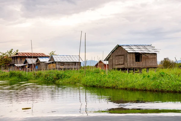 Inle Lake, Myanmar - 30 Ağustos 2016: Inle Sap üzerinde bir köy, Shan Eyaleti'nin Taunggyi İlçesi Nyaungshwe İlçesi'nde bulunan bir tatlı su gölü, Myanmar
