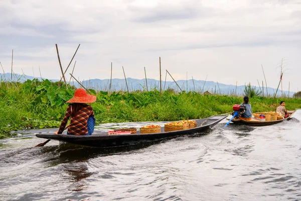 Inle Lake, Myanmar - Ağu 30, 2016: Bambu tekne kimliği belirsiz Birmanya kız Inle Sap üzerinde yelken, Shan Eyaleti Taunggyi İlçesi Nyaungshwe İlçesi'nde bulunan bir tatlı su gölü, Myanmar