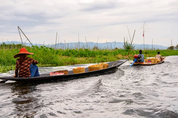 Inle Lake, Myanmar - Ağu 30, 2016: Bambu tekne kimliği belirsiz Birmanya kız Inle Sap üzerinde yelken, Shan Eyaleti Taunggyi İlçesi Nyaungshwe İlçesi'nde bulunan bir tatlı su gölü, Myanmar