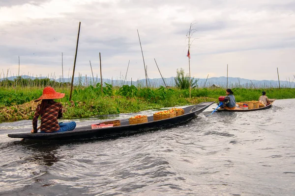 Inle Lake, Myanmar - Ağu 30, 2016: Bambu tekne kimliği belirsiz Birmanya kız Inle Sap üzerinde yelken, Shan Eyaleti Taunggyi İlçesi Nyaungshwe İlçesi'nde bulunan bir tatlı su gölü, Myanmar