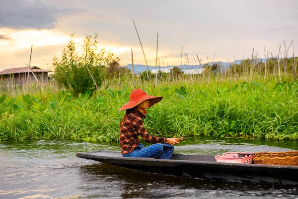 缅甸因勒湖 2016年8月30日 不明身份的缅甸女孩乘坐竹船驶过位于缅甸掸邦通吉区Nyaungshwe镇的淡水湖Inle Sap — 图库照片