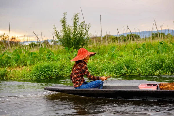 缅甸因勒湖 2016年8月30日 不明身份的缅甸女孩乘坐竹船驶过位于缅甸掸邦通吉区Nyaungshwe镇的淡水湖Inle Sap — 图库照片