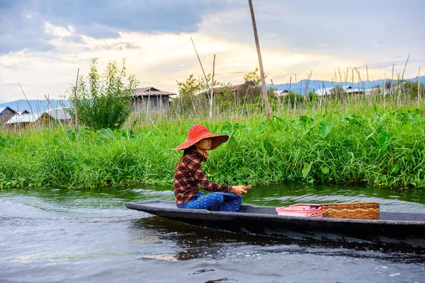 Inle Lake, Myanmar - Ağu 30, 2016: Bambu tekne kimliği belirsiz Birmanya kız Inle Sap üzerinde yelken, Shan Eyaleti Taunggyi İlçesi Nyaungshwe İlçesi'nde bulunan bir tatlı su gölü, Myanmar