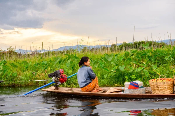 Inle Lake, Myanmar - Ağu 30, 2016: Bambu tekne kimliği belirsiz Birmanya kız Inle Sap üzerinde yelken, Shan Eyaleti Taunggyi İlçesi Nyaungshwe İlçesi'nde bulunan bir tatlı su gölü, Myanmar