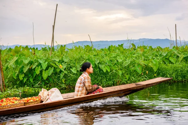 Lago Inle Myanmar Agosto 2016 Ragazza Birmana Non Identificata Barca — Foto Stock