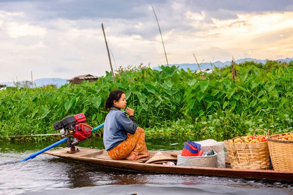 Inle Lake, Myanmar - Ağu 30, 2016: Bambu tekne kimliği belirsiz Birmanya kız Inle Sap üzerinde yelken, Shan Eyaleti Taunggyi İlçesi Nyaungshwe İlçesi'nde bulunan bir tatlı su gölü, Myanmar