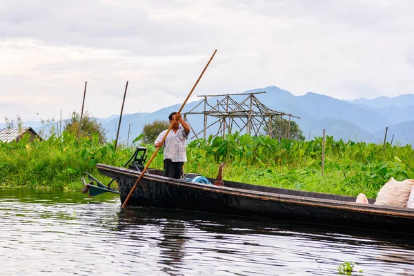 Inle Lake, Myanmar - 30 Ağustos 2016: Myanmar'ın Shan Eyaletinin Taunggyi İlçesi'nin Nyaungshwe İlçesi'nde bulunan bir tatlı su gölü olan Inle Sap'ın üzerinde bambu teknede bulunan tanımlanamayan Birmanyalı adam