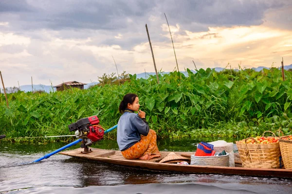Inle Lake, Myanmar - Ağu 30, 2016: Bambu tekne kimliği belirsiz Birmanya kız Inle Sap üzerinde yelken, Shan Eyaleti Taunggyi İlçesi Nyaungshwe İlçesi'nde bulunan bir tatlı su gölü, Myanmar