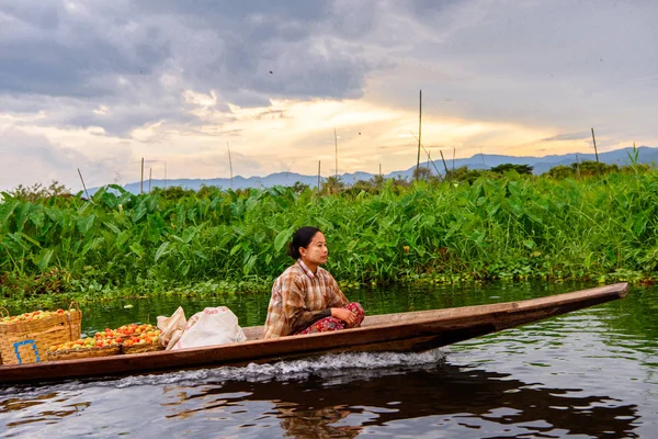 Inle Lake, Myanmar - Ağu 30, 2016: Bambu tekne kimliği belirsiz Birmanya kız Inle Sap üzerinde yelken, Shan Eyaleti Taunggyi İlçesi Nyaungshwe İlçesi'nde bulunan bir tatlı su gölü, Myanmar