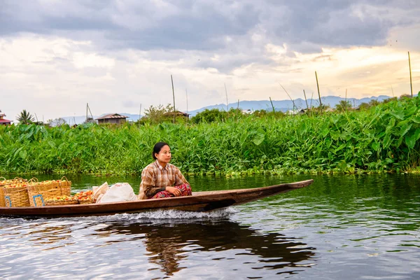 Inle Lake, Myanmar - Ağu 30, 2016: Bambu tekne kimliği belirsiz Birmanya kız Inle Sap üzerinde yelken, Shan Eyaleti Taunggyi İlçesi Nyaungshwe İlçesi'nde bulunan bir tatlı su gölü, Myanmar