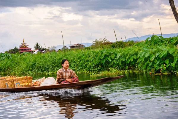 Inle Lake, Myanmar - Ağu 30, 2016: Bambu tekne kimliği belirsiz Birmanya kız Inle Sap üzerinde yelken, Shan Eyaleti Taunggyi İlçesi Nyaungshwe İlçesi'nde bulunan bir tatlı su gölü, Myanmar