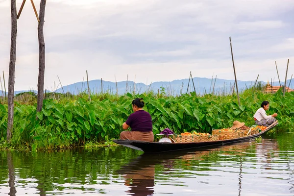 Inle Lake, Myanmar - 30 Ağustos 2016: Myanmar'ın Shan Eyaletinin Taunggyi İlçesi'nin Nyaungshwe İlçesi'nde bulunan bir tatlı su gölü olan Inle Sap'ın üzerinde bambu teknede bulunan tanımlanamayan Birmanyalı kadınlar
